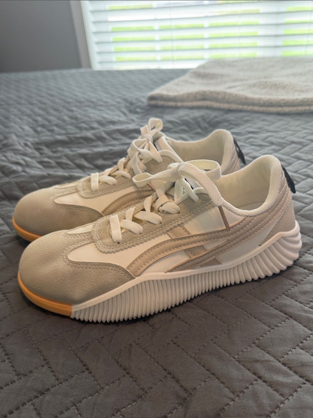 DeFlorence Women's Athletic Sneakers with Yellow Accent